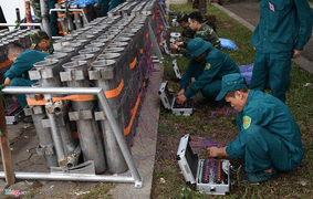 Mưa xối xả đêm Giao thừa, Hà Nội vẫn bắn pháo hoa theo kế hoạch